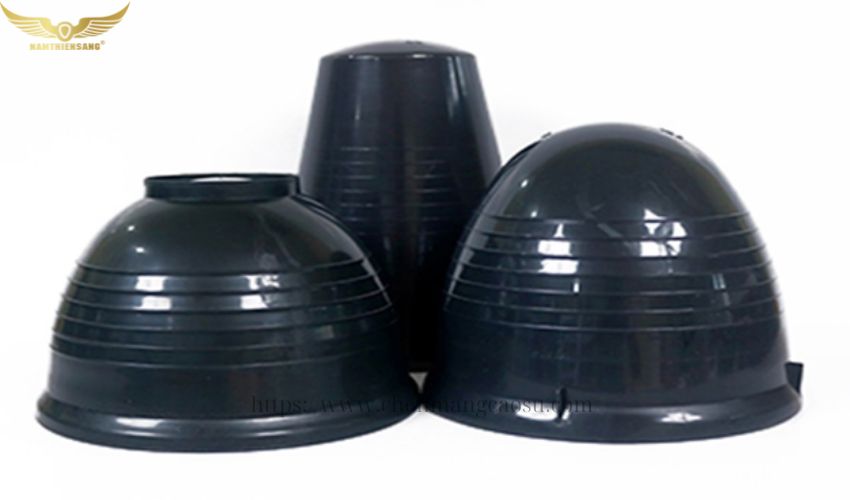 Chén nhựa hứng mủ cao su tại Nam Thiên Sáng
