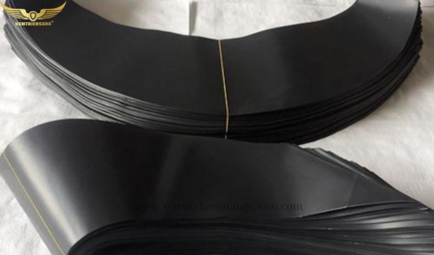 Máng che cho cây cao su tại Nam Thiên Sáng