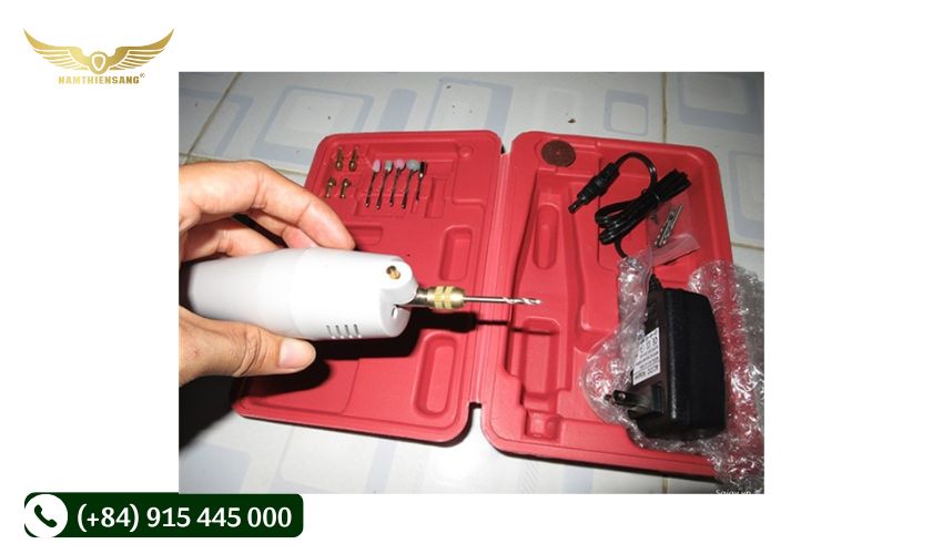 Vệ sinh chén hứng mủ bằng máy khoan mini