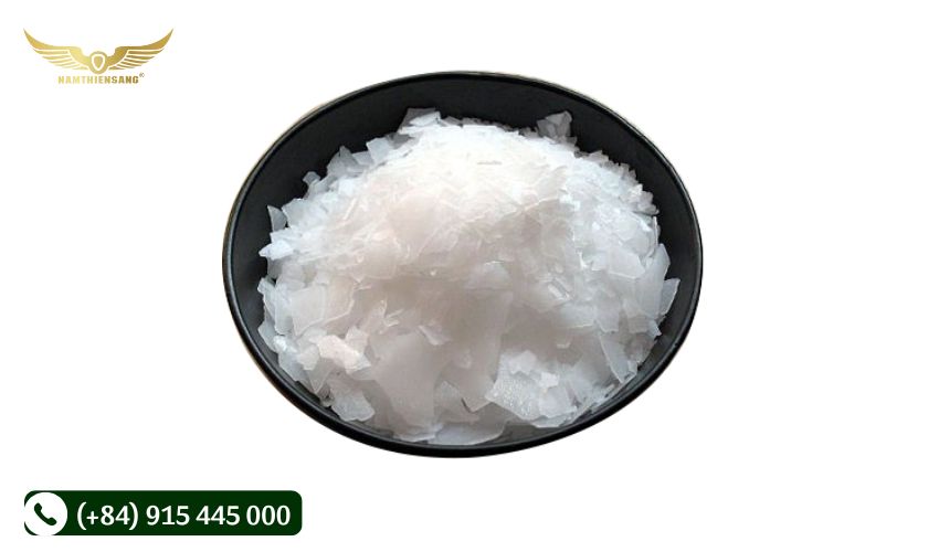 Vệ sinh chén đựng mủ cao su bằng phương pháp sử dụng xút ngâm rửa chén cao su 